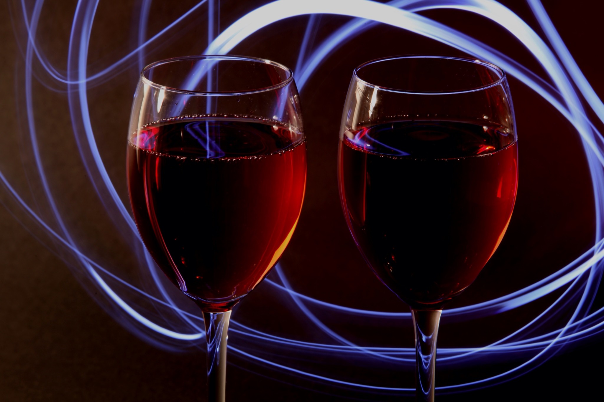 Два бокала вина бабек. Бокал вина. Бокал красного вина. Бокал с вином. Фужер с вином.